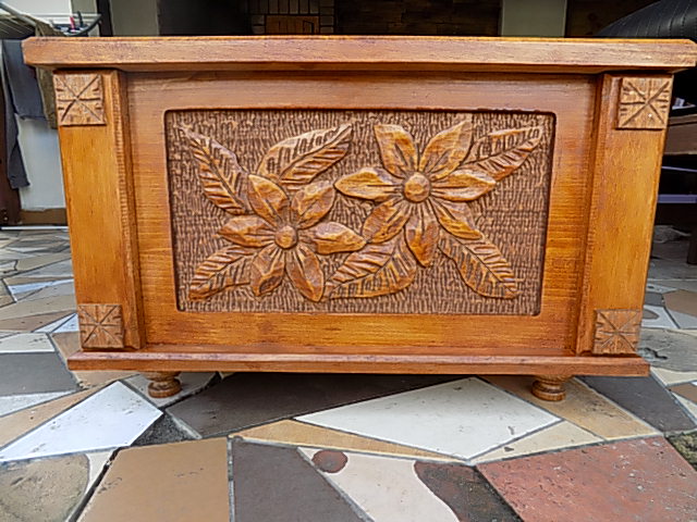 skrzynia drewniana rzeźbiona ręcznie